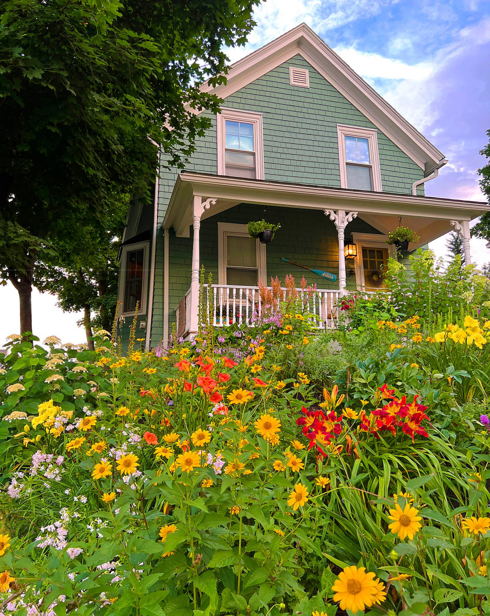 Dusk at the House of Flowers